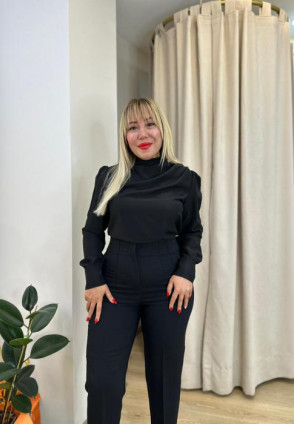 Siyah Dik Yaka Taşlı Bluz