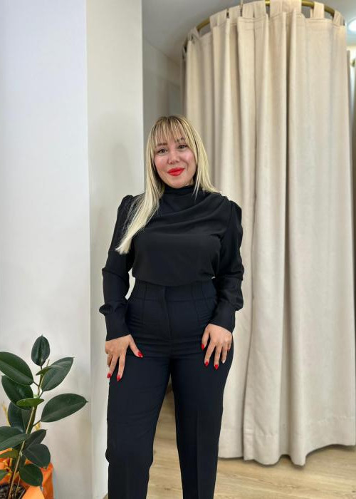 Siyah Dik Yaka Taşlı Bluz