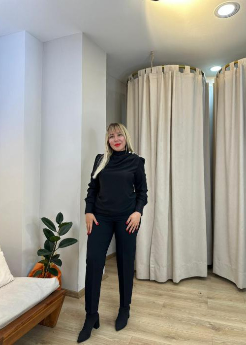 Siyah Dik Yaka Taşlı Bluz