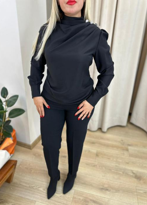 Siyah Dik Yaka Taşlı Bluz
