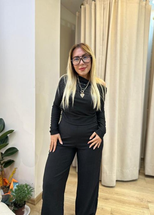 Siyah Pantolonlu Takım