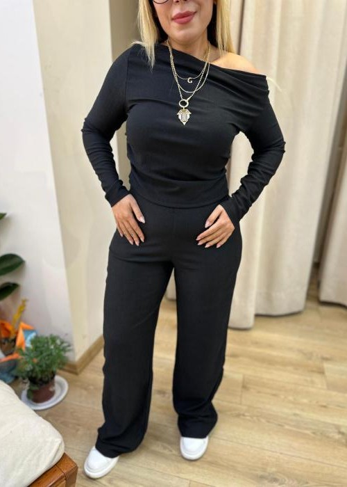 Siyah Pantolonlu Takım