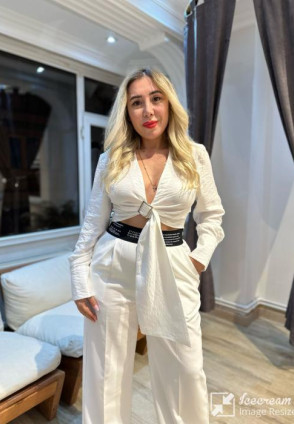 Ekru Yaka Zımbalı Tasarım Bluz 