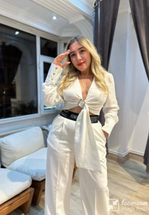 Ekru Yaka Zımbalı Tasarım Bluz 