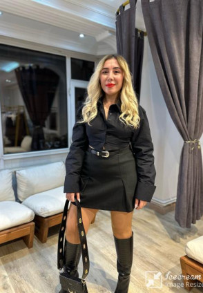 Siyah Sırt Kemerli Dekolteli Gömlek